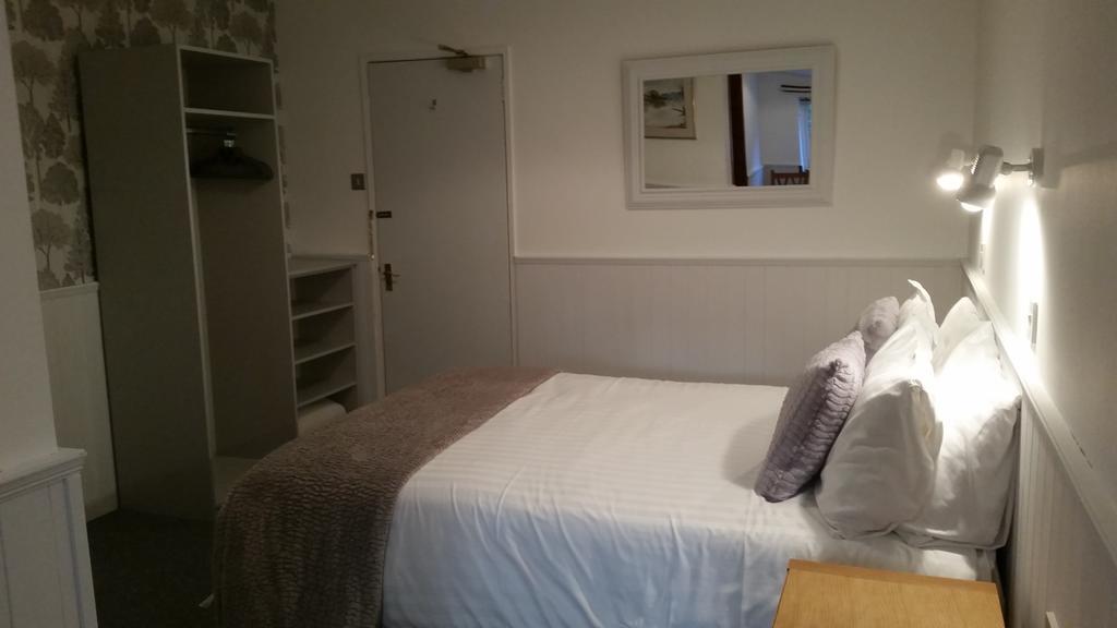 Halfway House Hotel Ларн Номер фото