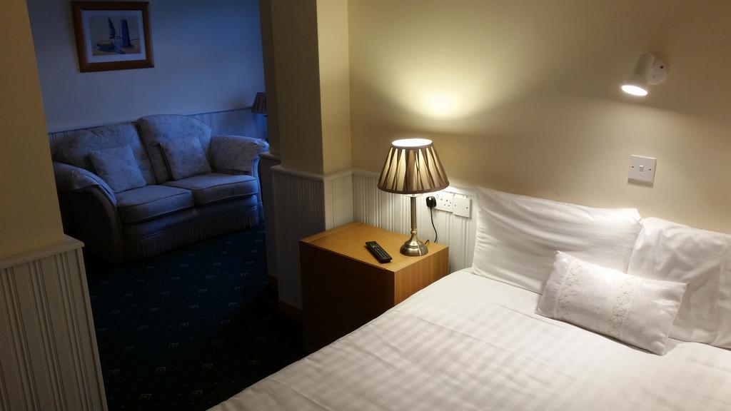 Halfway House Hotel Ларн Номер фото
