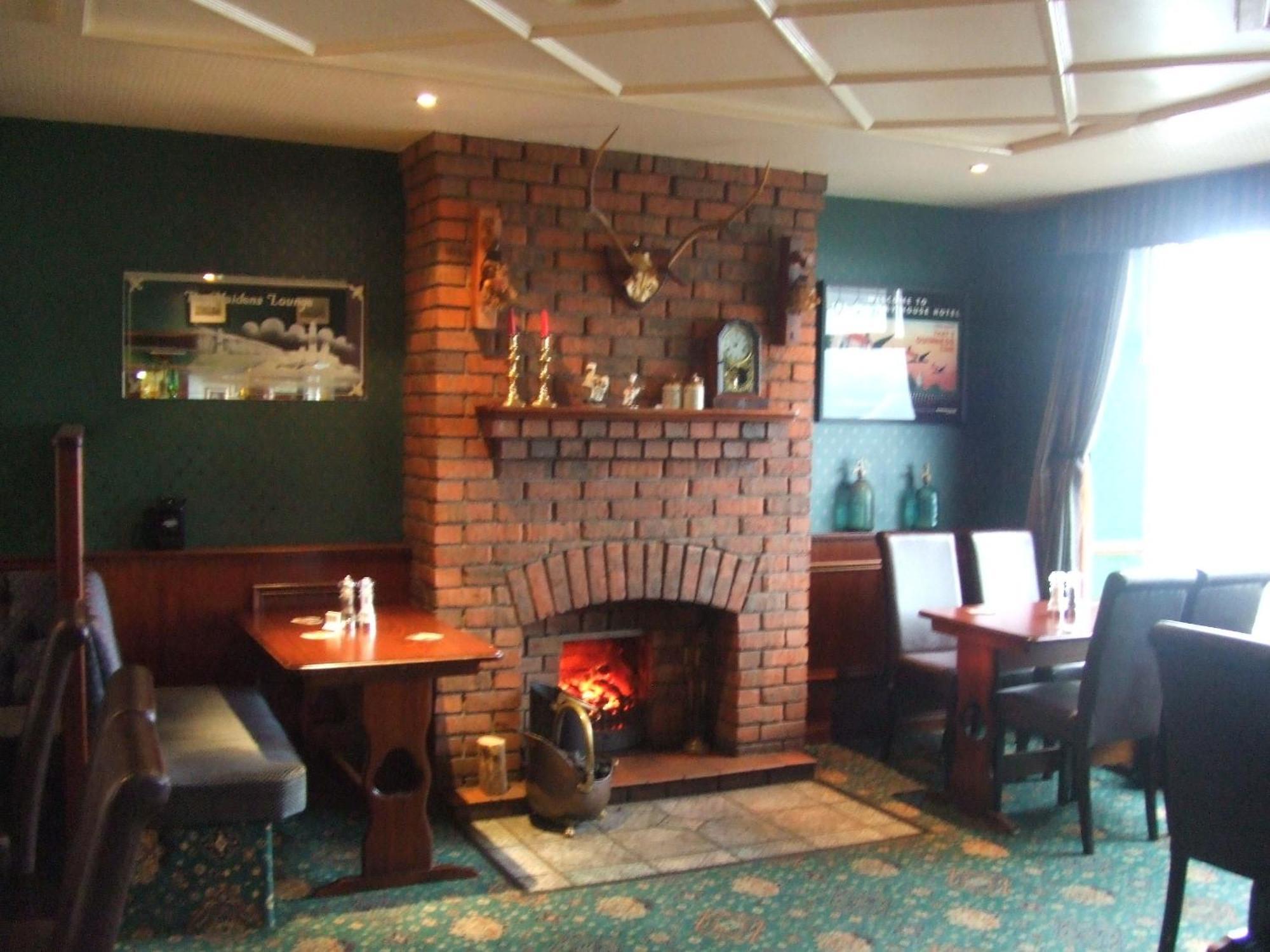 Halfway House Hotel Ларн Экстерьер фото